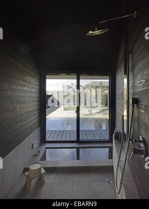 Salle de bains dans une maison japonaise avec baignoire et douche Banque D'Images