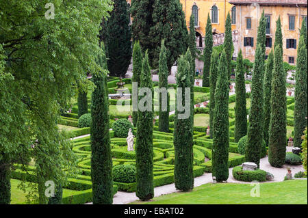 Dans les jardins Renaissance formels du Giardino Giusti, Vérone, Italie. Une vue verdoyante de cyprès, haies de boîtes coupées et statues Banque D'Images