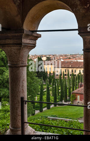 Dans les jardins Renaissance du Giardino Giusti, Vérone, Italie. Vue depuis le belvédère sur les jardins, le palais et la ville au-delà Banque D'Images