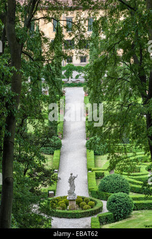 Dans les jardins Renaissance du Giardino Giusti, Vérone, Italie. Vue sur l'une des avenues vers le Palazzo Banque D'Images