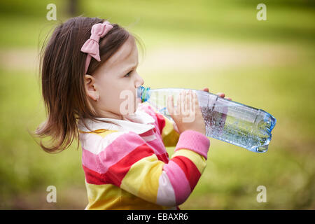 Petite fille de l'eau minérales boissons Banque D'Images