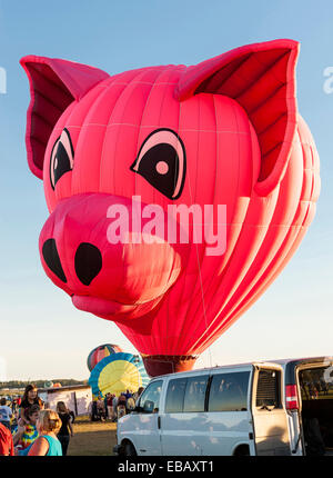 Queesbury, New York, USA - 20 septembre 2013 : La foule regarder comment une forme spéciale hot air ballon est gonflé avant le vol. Banque D'Images