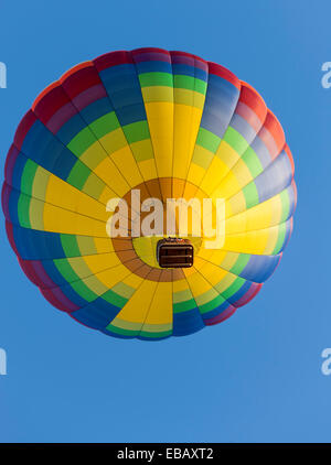 Queesbury, New York, USA - 20 septembre 2013 : Un ballon dirigeable monte dans le ciel au festival de ballons des Adirondack Banque D'Images