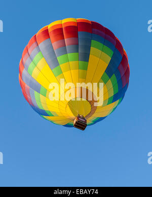 Queesbury, New York, USA - 20 septembre 2013 : Un ballon dirigeable monte dans le ciel au festival de ballons des Adirondack Banque D'Images