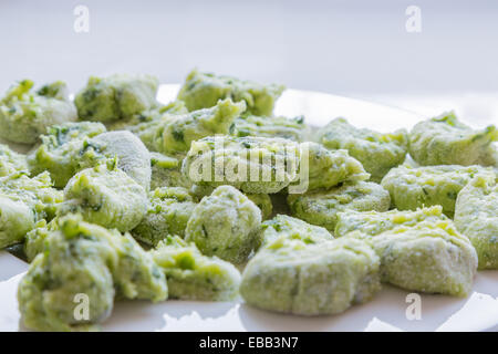 Gnocchi à l'ail sauvage est prêt. Banque D'Images