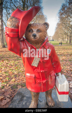 Statue de l'ours Paddington dans Green Park, près de Buckingham Palace, London, UK, dans un système où des statues sont 'dressed' par des célébrités. Banque D'Images