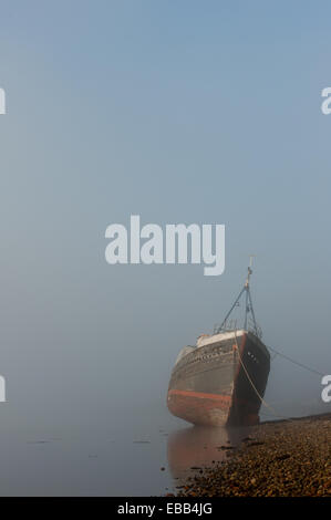 Le Loch Linnhe, Ecosse, Royaume-Uni. 28e Novembre 2014. L'enveloppe la brume matinale en bateau de pêche échoués sur les rives du Loch Linnhe. Credit : Kenny Ferguson/Alamy Live News Banque D'Images