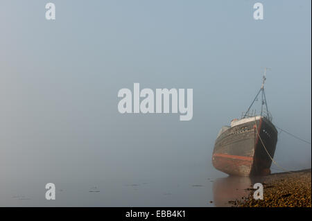 Le Loch Linnhe, Ecosse, Royaume-Uni. 28e Novembre 2014. L'enveloppe la brume matinale en bateau de pêche échoués sur les rives du Loch Linnhe. Credit : Kenny Ferguson/Alamy Live News Banque D'Images