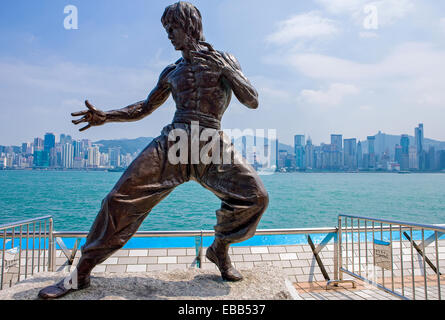 Hong Kong, le port de Victoria, un acteur de kung fu dans la statue de l'Avenue des Stars Banque D'Images