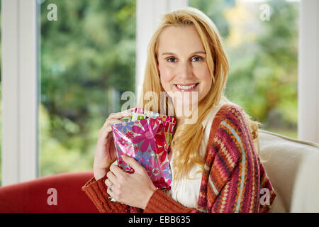 Happy woman assis avec des cadeaux d'anniversaire Banque D'Images