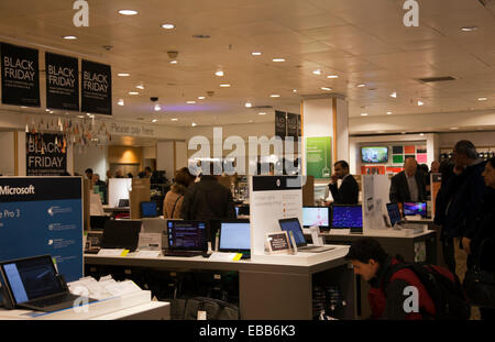 Londres, Royaume-Uni. 28 Nov 2014 - Vendredi Noir à Londres UK - les clients affluent à John Lewis sur Oxford Street Crédit : M.Sobreira/Alamy Live News Banque D'Images