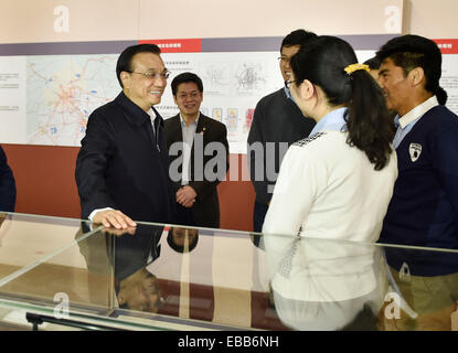 Beijing, Chine. 27 Nov, 2014. Le Premier ministre chinois Li Keqiang (1ère L) visite une exposition de la technologie du bâtiment résidentiel à Beijing, capitale de Chine, le 27 novembre 2014. © Xie Huanchi/Xinhua/Alamy Live News Banque D'Images