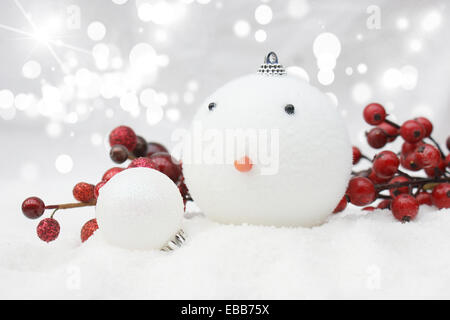 Bonhomme de neige de Noël bauble niché dans la neige Banque D'Images