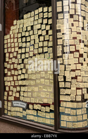 La ville de New York, USA - Nov 2, 2012 : Après l'Ouragan Sandy, les gens ont commencé pour poster des notes pour Sandy sur poissons windows Eddy Banque D'Images