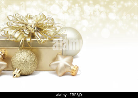 Fond de Noël avec de l'or présent et babioles Banque D'Images