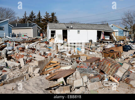 Breezy Point, NY, USA - Aug 3, 2012 - Pas de travaux de réhabilitation ont commencé à Breezy Point après le passage de l'Ouragan Sandy Banque D'Images