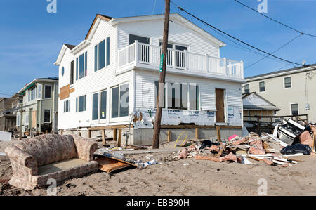 Breezy Point, NY, USA - Aug 3, 2012 - Pas de travaux de réhabilitation ont commencé à Breezy Point après le passage de l'Ouragan Sandy Banque D'Images