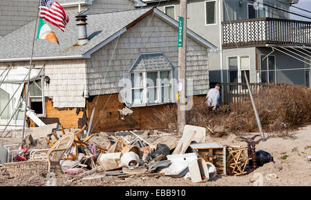 Breezy Point, NY, USA - Aug 3, 2012 - Pas de travaux de réhabilitation ont commencé à Breezy Point après le passage de l'Ouragan Sandy Banque D'Images