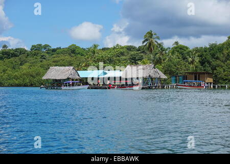 Le restaurant tropical sur la mer avec des bateaux à quai et une végétation luxuriante, des Caraïbes, Bocas del Toro, PANAMA, Amérique Centrale Banque D'Images