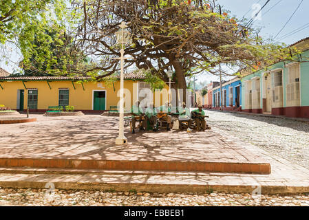 TRINIDAD, CUBA - 8 mai 2014 : musiciens jouant dans les rues de Trinidad, déclaré par l'UNESCO au Patrimoine mondial en Banque D'Images