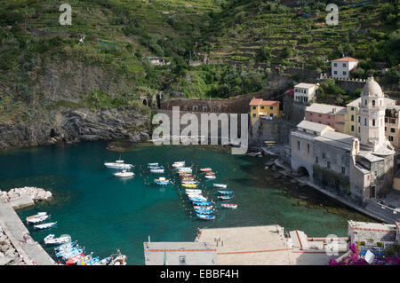 Vue supérieure, petit port de Vernazza Cinque Terre Italie Banque D'Images