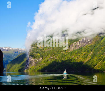 Bateau dans le fjord de Geiranger, classé au Patrimoine Mondial de l'UNESCO Banque D'Images