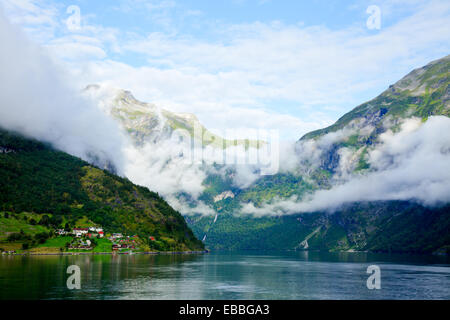 Matin nuageux dans le Geirangerfjord, Norvège (classé au Patrimoine Mondial de l'UNESCO) Banque D'Images