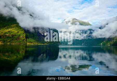 Matin nuageux dans le Geirangerfjord, Norvège (classé au Patrimoine Mondial de l'UNESCO) Banque D'Images