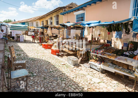 TRINIDAD, CUBA, le 8 mai 2014. Des vêtements et des souvenirs à vendre dans la rue à Trinidad, Cuba, le 8 mai 2014. Banque D'Images