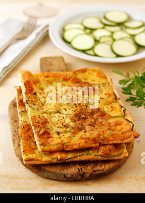 Pizza aux courgettes. Recette disponible. Banque D'Images