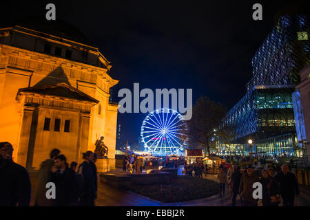 Les étals du marché de Noël de Francfort à l'extérieur de Birmingham et le Hall de la bibliothèque de la mémoire, West Midlands, Angleterre. Banque D'Images