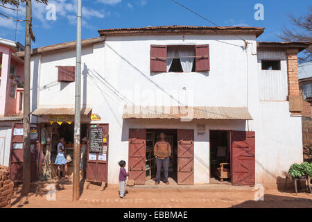 Les commerces locaux et les personnes à Antananarivo, ou Tana, capitale de Madagascar lors d'une journée ensoleillée avec un ciel bleu Banque D'Images