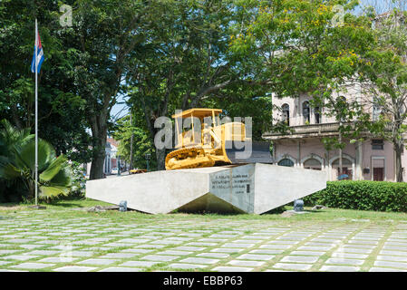 SANTA CLARA, CUBA - 9 mai 2014 : Le buldozer utilisé pour soulever les rails des chemins de fer au cours de la bataille de Santa Clara et les c Banque D'Images