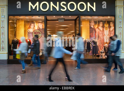 Vie quotidienne, scènes de rue dans le centre commercial Trafford Centre de Manchester. 30 % Off mousson Vendredi Noir Week-end de vente. Centre-ville de magasinage des fêtes, boutiques, magasins, shopping de Noël, vente discount shopping, et des dépenses de consommation sur le Black Friday weekend considéré comme le plus grand événement commercial de l'année. Les détaillants britanniques ont adopté l'après-vente aux États-Unis de Bonanza, même si de nombreux clients ont été surpris par les réductions dans leurs magasins préférés comme certains sont allés bonkers pour de bonnes affaires. Banque D'Images