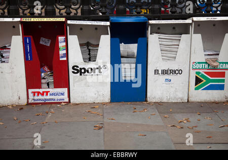 Des journaux et magazines en dehors de Charing Cross à Londres UK Banque D'Images