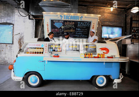 Le camping-car Volkswagen VW converti s'est transformée en un fast food mexicain dans le marché Gansevoort New York Banque D'Images