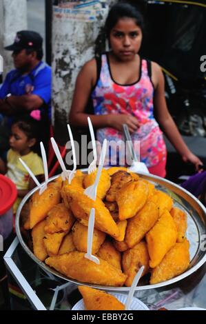 Papa Rellena - pommes de terre farcies - Marché en TUMBES. Ministère de Tumbes .PÉROU Banque D'Images
