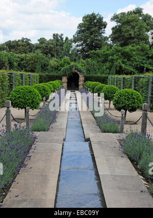 Un petit ruisseau de l'eau à la lavande et fort des haies dans le jardin topiaire de surprises à Burghley House Stamford Lincolnshire Banque D'Images