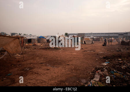 Rivière Mpoko camp pour personnes déplacées, Bangui République Centrafricaine Banque D'Images