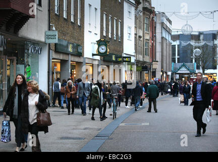 Le Vendredi Noir, Oxford , rue Queen photo de shoppers sur Noir photo prise vendredi 28.11.2014 photo par Neil Braggins Banque D'Images
