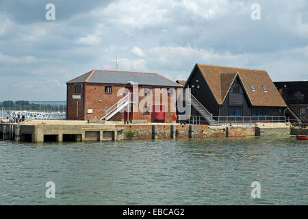 Cnannel Dell Quay, Birdham, Chichester Harbour, West Sussex, Angleterre. Montrant le Crown & Anchor pub/inn. Banque D'Images