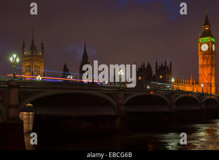 Big Ben et les chambres du Parlement, par le pont de Westminster, Londres, Angleterre, Royaume-Uni Banque D'Images