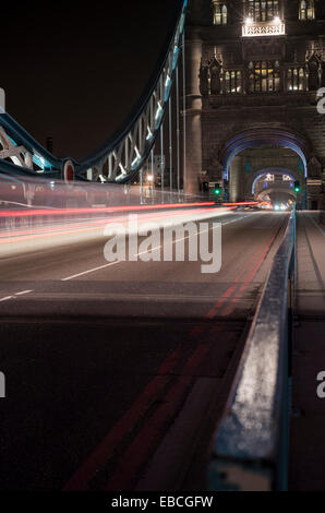 Le trafic de nuit sur Tower Bridge, London, England, UK Banque D'Images