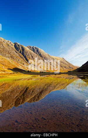 Dans Achtriochtan Loch Glen Coe. Une partie de l'Aonach Eagach ridge est dans l'arrière-plan. Banque D'Images