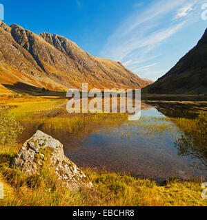 Dans Achtriochtan Loch Glen Coe. Une partie de l'Aonach Eagach ridge est dans l'arrière-plan. Banque D'Images