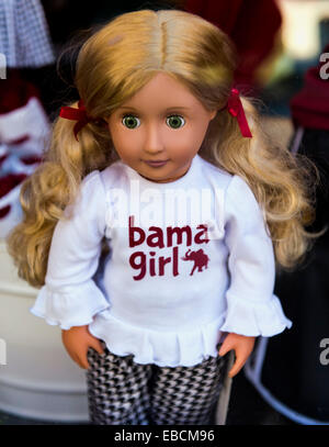 Tuscaloosa, Alabama, USA. 28 Nov, 2014. Une poupée donne d'une vitrine d'un magasin sur l'Université Avenuue à la veille du bol de fer 2014 match entre l'Université de l'Alabama et de l'Université d'Auburn. © Brian Cahn/ZUMA/Alamy Fil Live News Banque D'Images