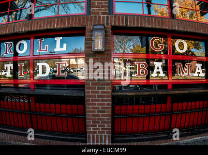 Tuscaloosa, Alabama, USA. 28 Nov, 2014. La signalisation sur un bar sur Avenuue à la veille du bol de fer 2014 match entre l'Université de l'Alabama et de l'Université d'Auburn. © Brian Cahn/ZUMA/Alamy Fil Live News Banque D'Images