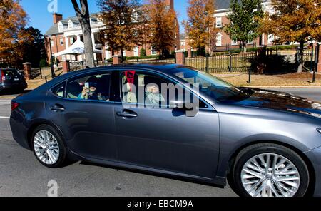 Tuscaloosa, Alabama, USA. 28 Nov, 2014. Une voiture ralentit afin que ses passagers peuvent obtenir un oeil à Bryant-Denny Stadium, site de la bol de fer 2014 match entre l'Université de l'Alabama et de l'Université d'Auburn. © Brian Cahn/ZUMA/Alamy Fil Live News Banque D'Images