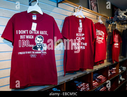 Tuscaloosa, Alabama, USA. 28 Nov, 2014. Un t shirt riffing sur la bière Dos Equis'' commerciale ''l'homme le plus intéressant dans le monde'' est parmi ceux offerts à un magasin de Lee à la veille du bol de fer 2014 match entre l'Université de l'Alabama et de l'Université d'Auburn. © Brian Cahn/ZUMA/Alamy Fil Live News Banque D'Images