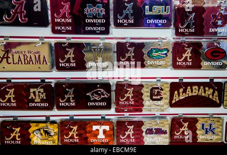 Tuscaloosa, Alabama, USA. 28 Nov, 2014. Les plaques de licence pour les ''mélangé'' les familles à vendre dans un magasin sur l'Université Avenuue à la veille du bol de fer 2014 match entre l'Université de l'Alabama et de l'Université d'Auburn. © Brian Cahn/ZUMA/Alamy Fil Live News Banque D'Images